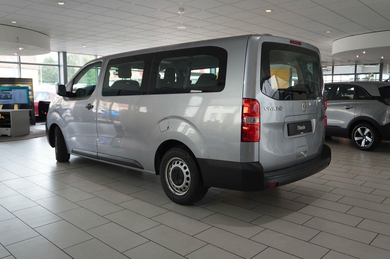 Fahrzeugabbildung Opel Vivaro C Kombi 2.0D "L" 9-SITZER NAVI/TEMP./DAB+