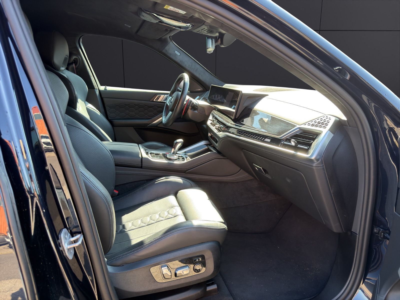 Fahrzeugabbildung BMW X6 M Competition/Massage/Shadow/360°/H&K