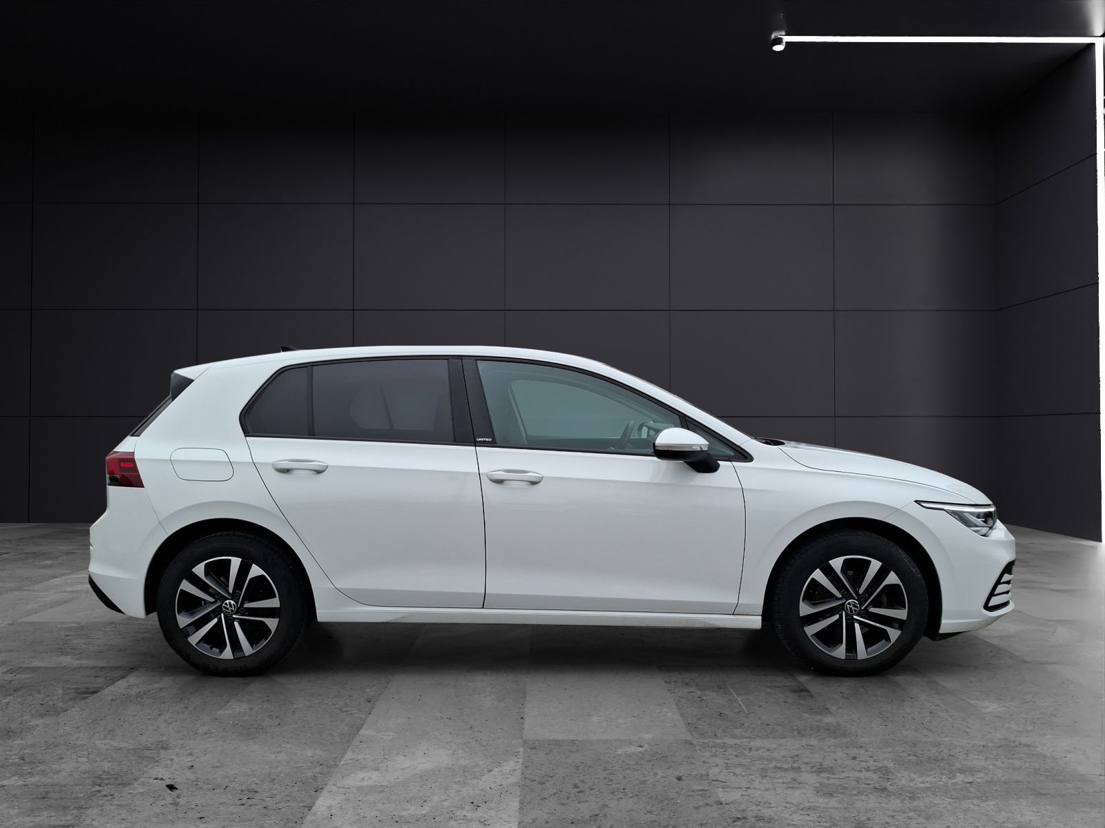 Fahrzeugabbildung Volkswagen Golf VIII TSI United LED Navi AID PDC SH LM