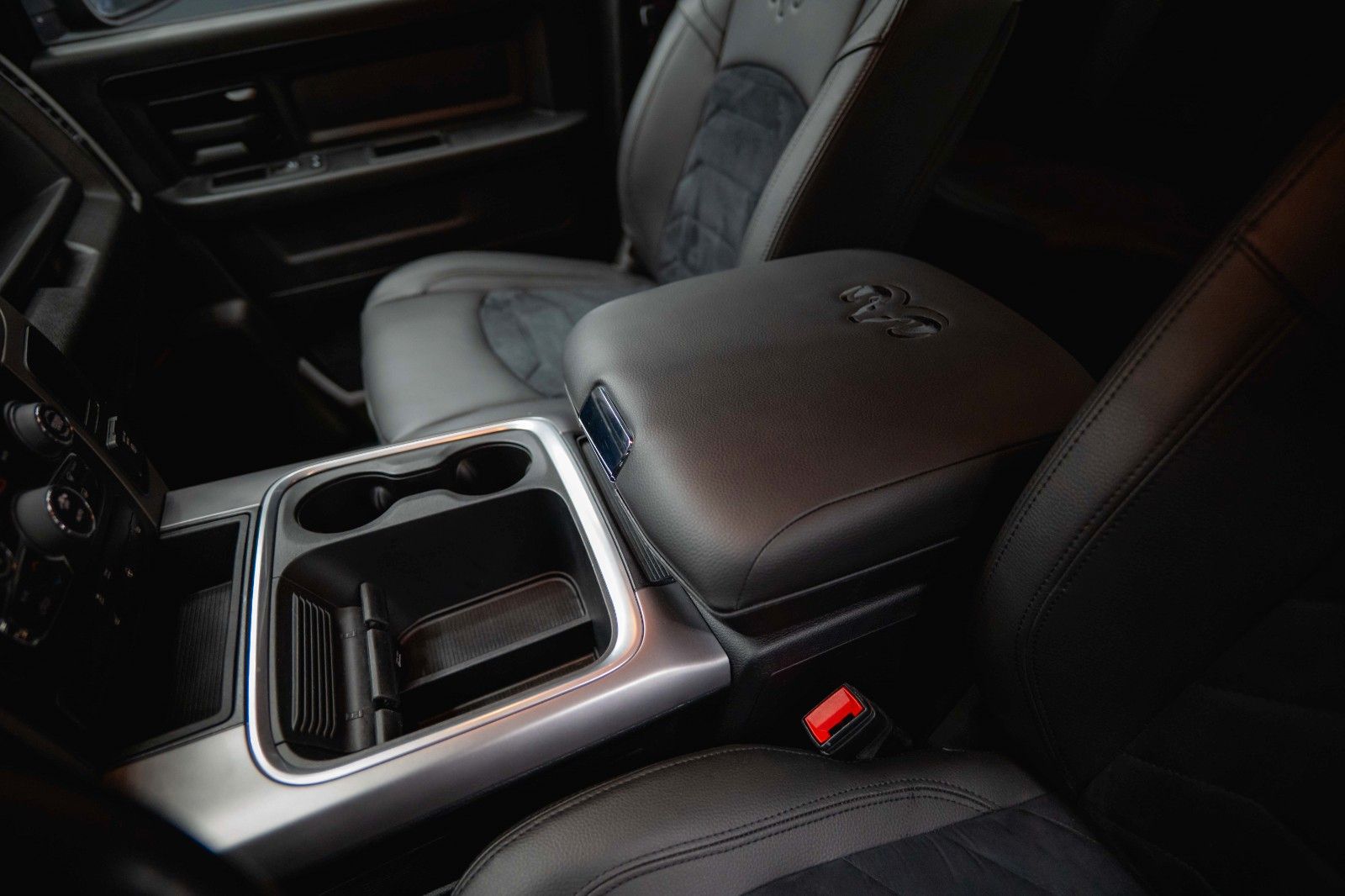 Fahrzeugabbildung Dodge RAM 5.7 V8 HEMI 4x4 OFFROAD Night-Paket *LED*AHK