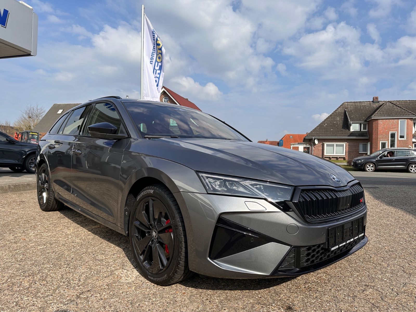 Fahrzeugabbildung SKODA Octavia Combi RS 2.0 TSI Matrix/Pano/Navi/ACC