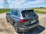 Volkswagen  Tiguan 2.0 TSI DSG 4Motion R-Line Vollausst. - VW Tiguan Gebrauchtwagen in Hannover