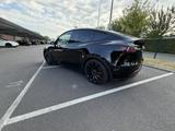Tesla Model Y Performance AWD / 21" + Winter / wie neu - Tesla Model Y in Düsseldorf