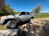 Jeep Grand Cherokee ZJ 5.2 - Jeep Grand Cherokee mit Benzin-Antrieb: Geländewagen, 5.2