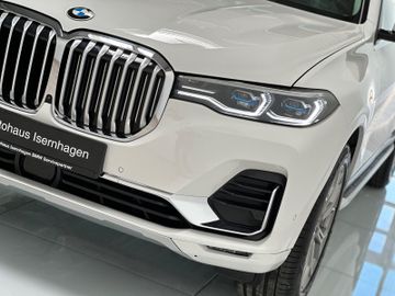 Fahrzeugabbildung BMW X7 xDrive 30d Massage DisplKey SoftCl Laser Voll