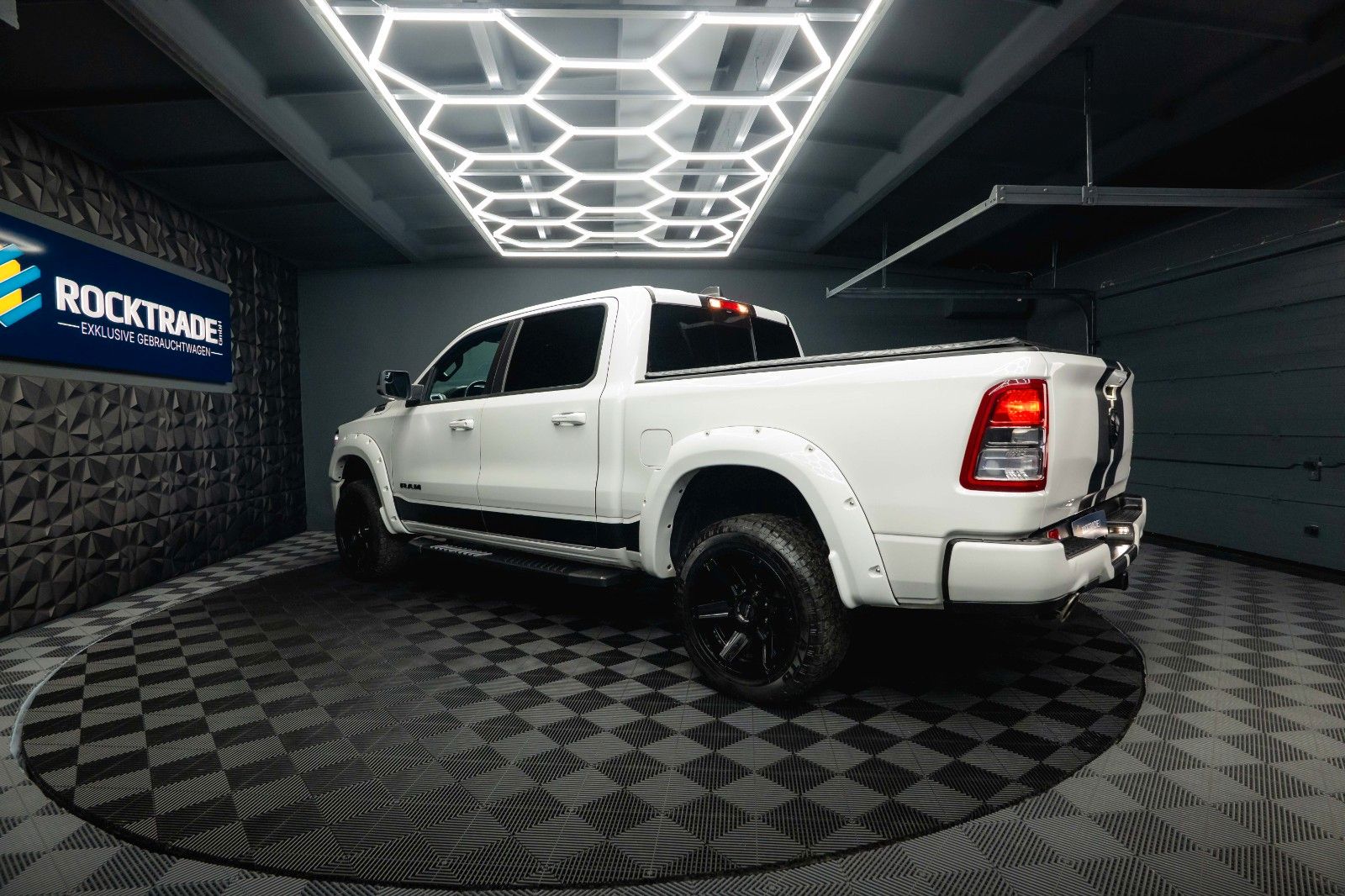 Fahrzeugabbildung Dodge RAM 5.7 V8 HEMI 4x4 LPG Offroad  Night-Paket