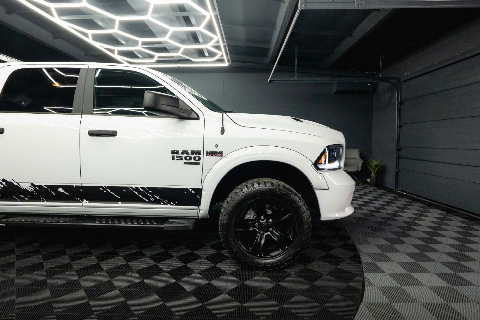Fahrzeugabbildung Dodge RAM 5.7 V8 HEMI 4x4 OFFROAD Night-Paket *LED*19%
