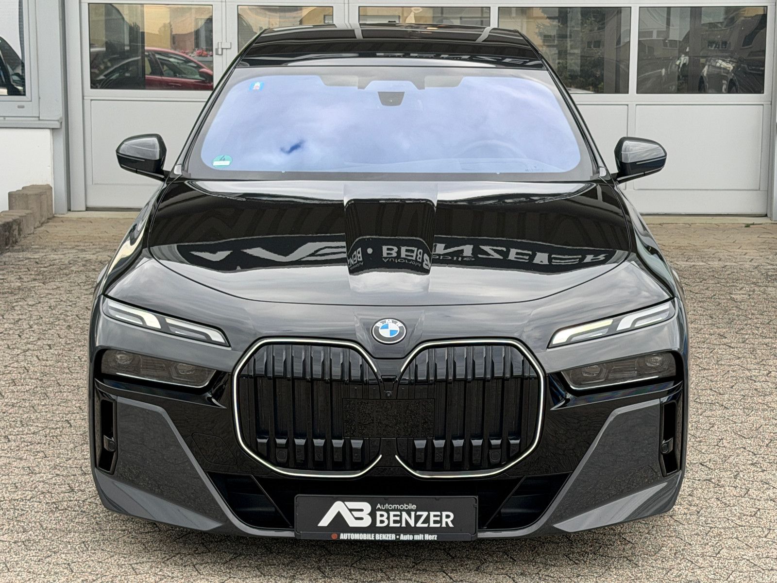 Fahrzeugabbildung BMW 740 d xDrive M Sport/CINEMA-TV/SKY LOUNGE/ICONIC