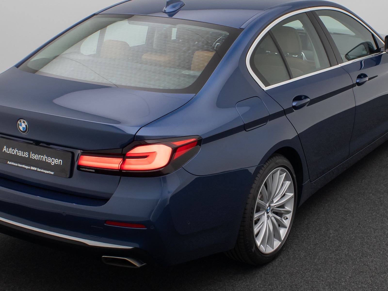 Fahrzeugabbildung BMW 530d xD LuxuryLine H/K DAB Komfort Alarm AHK ACC