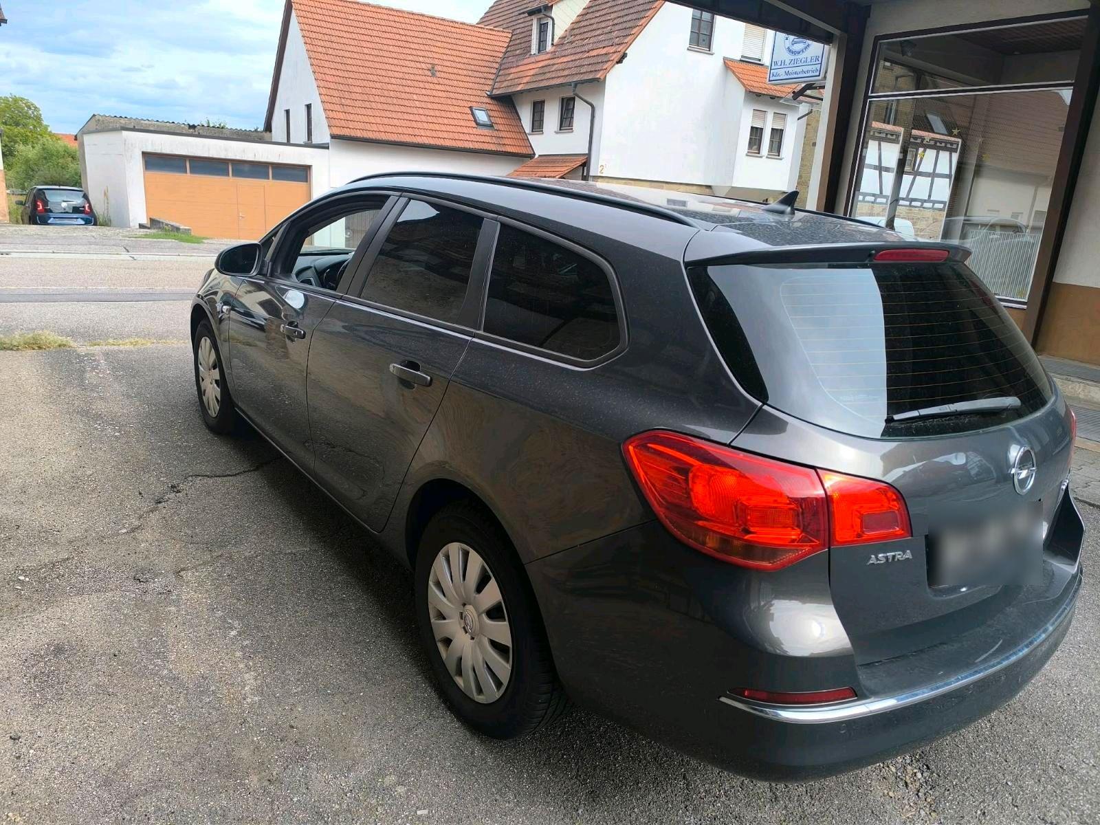 Opel Astra 2014 — rear view