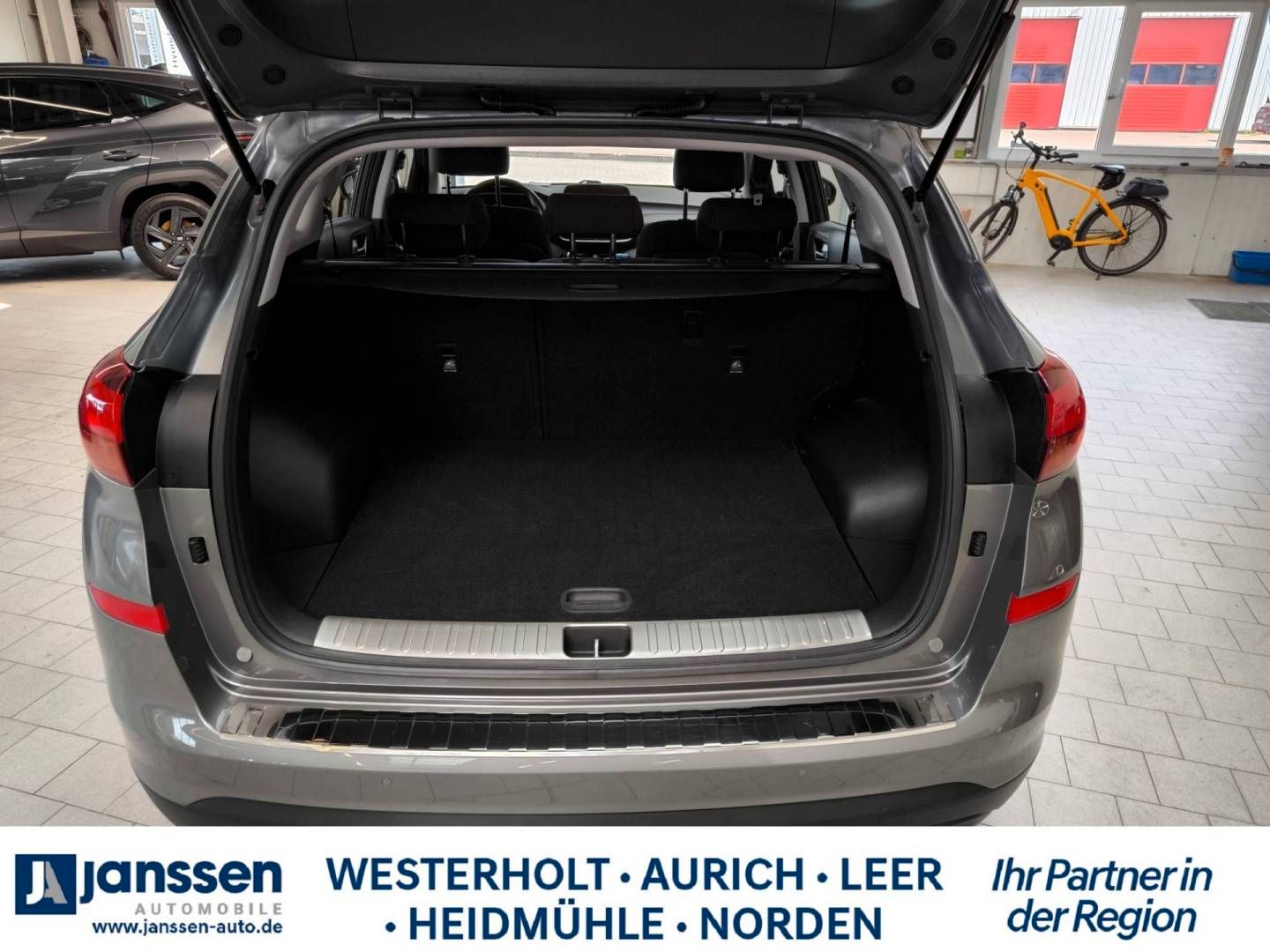 Fahrzeugabbildung Hyundai TUCSON FL 1.6 GDi M/T 2WD PURE  Navigation