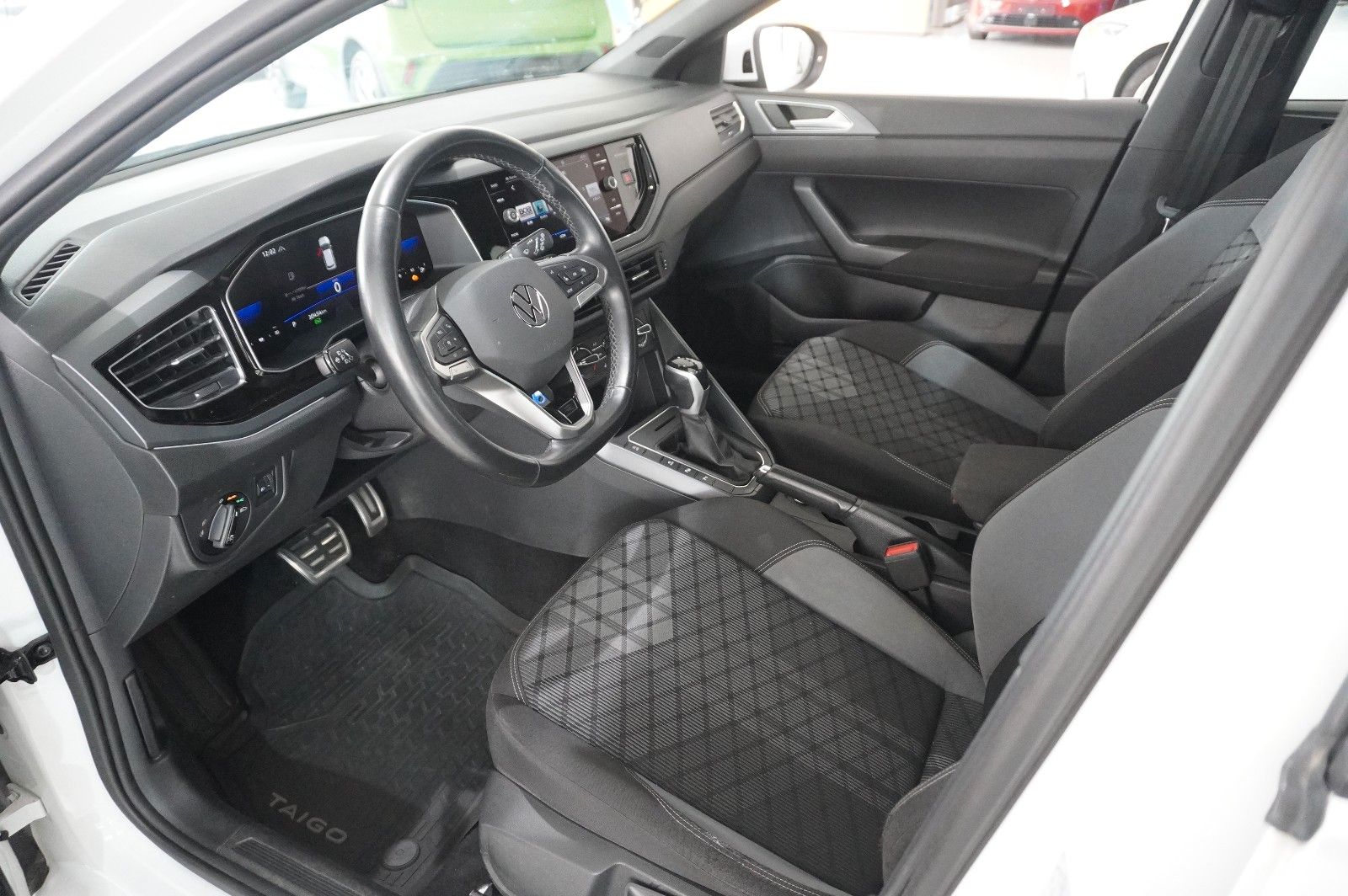Fahrzeugabbildung Volkswagen Taigo 1.0 TSI R-LINE NAVI/LED/KAMERA/SPORT/DAB+