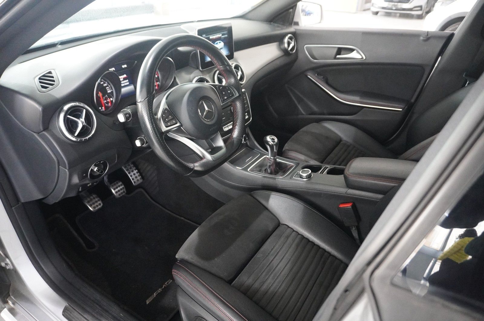 Fahrzeugabbildung Mercedes-Benz CLA 180 COUPE AMG LINE NAVI/LED/SPORT/TEMP./AMG