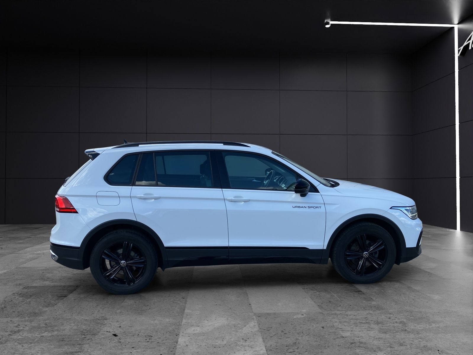 Fahrzeugabbildung Volkswagen Tiguan Life Sport TDI DSG LED ACC AHK SH Ambient