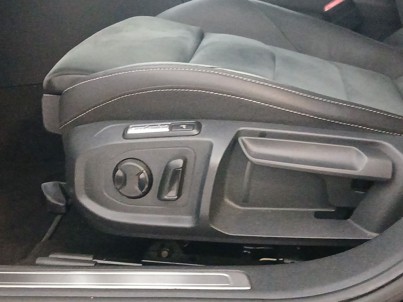 Fahrzeugabbildung Volkswagen Arteon SB TDI R-Line DSG Matrix AHK Navi AID ACC