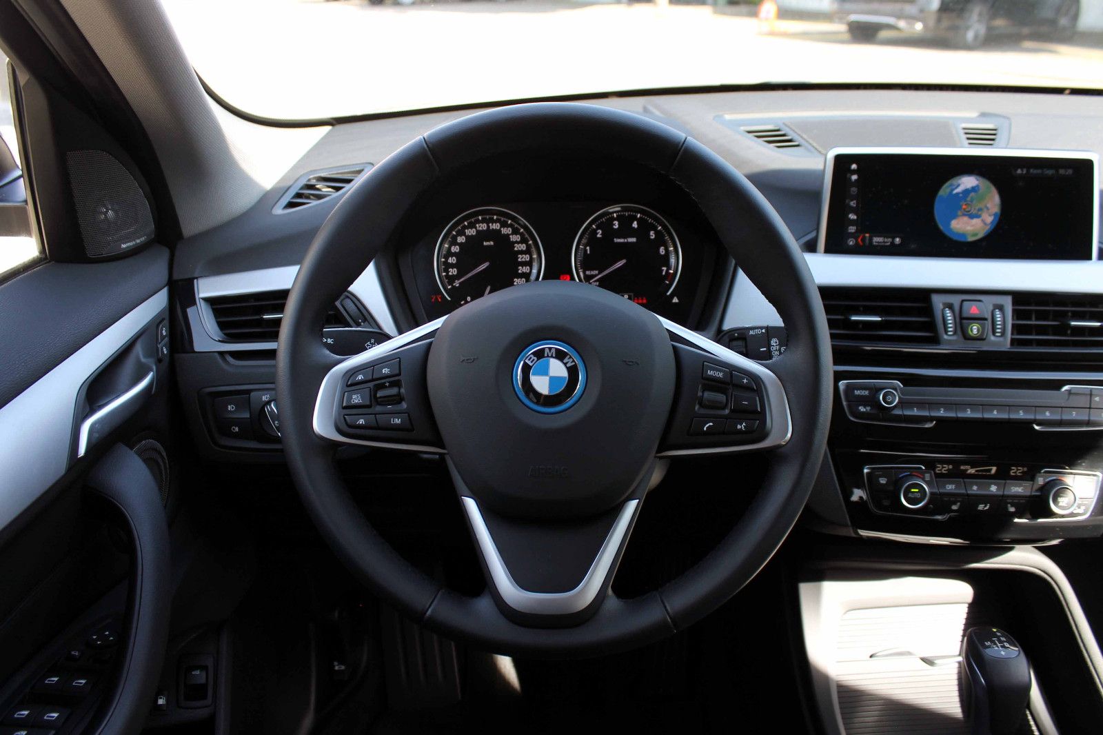 Fahrzeugabbildung BMW X1 xDrive25e Advantage LED KAM ACC SHZ NAV H&K