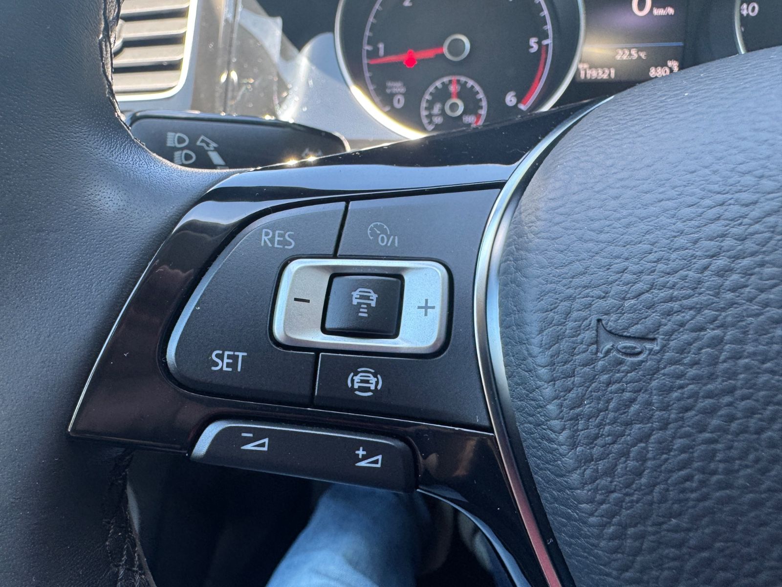 Fahrzeugabbildung Volkswagen Golf VII Lim. Highline LED+ACC+Tempomat