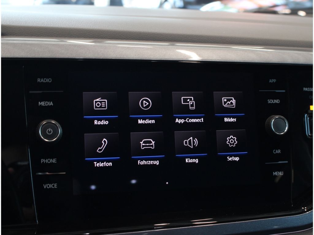 Fahrzeugabbildung Volkswagen Polo VI Highline 1.0 TSI PDC vo&hi+ Sportsitze
