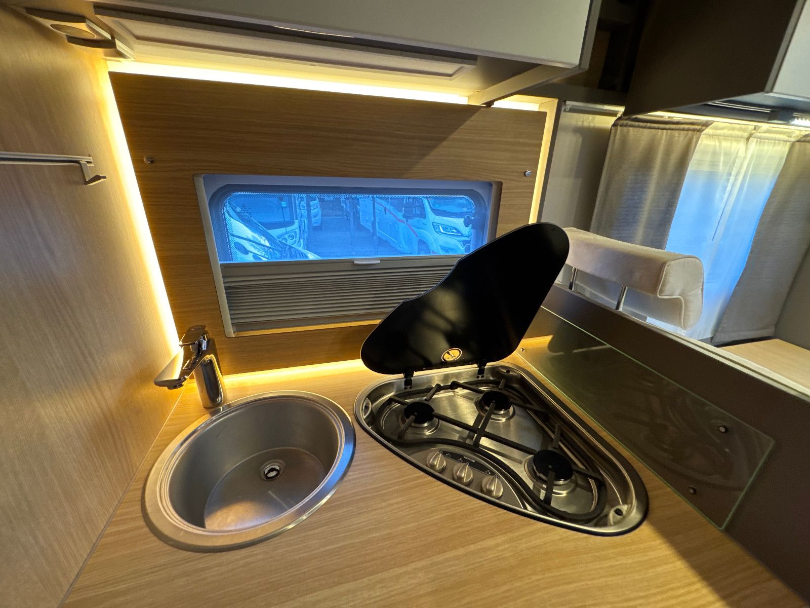 Fahrzeugabbildung LMC TOURER LIFT H 730 G DACHKLIMA SAT SKYROOF HUBBET