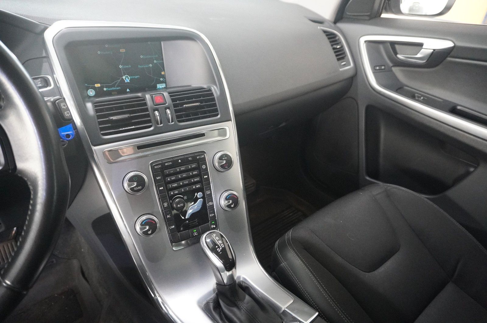 Fahrzeugabbildung Volvo XC 60 MOMENTUM 2WD NAVI/BI-XENON/SHZ/KAMERA/TEMP