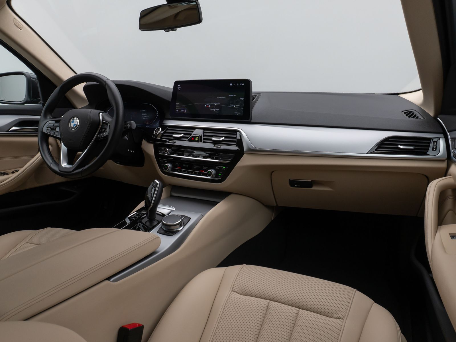 Fahrzeugabbildung BMW 520d Kamera HUD DAB CockPitPro Sitzhzg Alarm LED