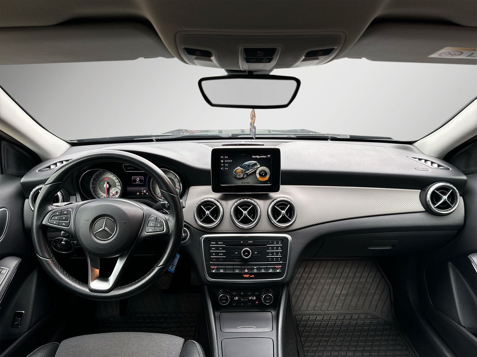 Fahrzeugabbildung Mercedes-Benz GLA 200 CDI *Allrad*AHK*Navi*Parkass*Teilleder