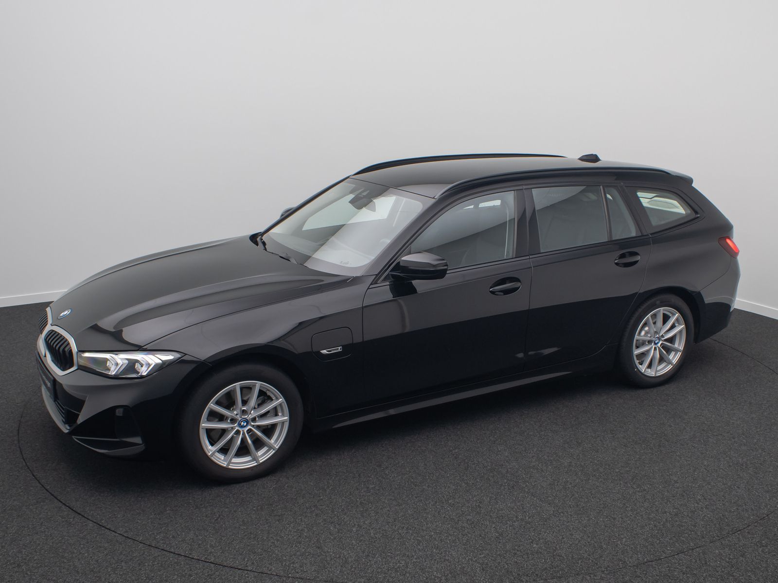 Fahrzeugabbildung BMW 330e WidscreenDispl AHK DAB Leder Sport Stop&Go