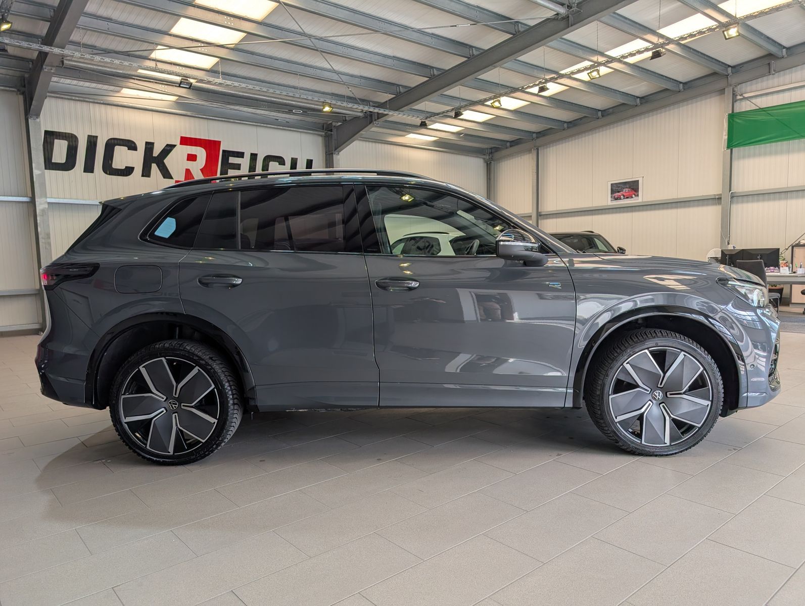 Photo du véhicule Volkswagen Tiguan 2.0TDI R-Line 4M Pano Black AHK Matrix 20