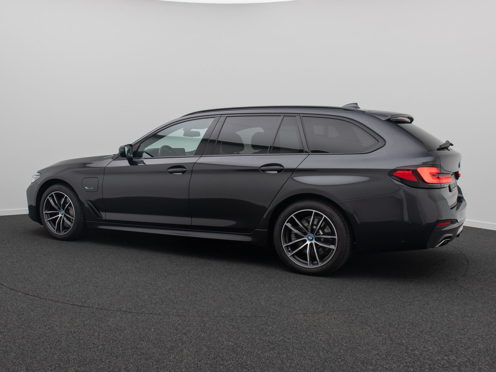 Fahrzeugabbildung BMW 530e M Sport H/K DAB HUD Alarm Komfort Kamera