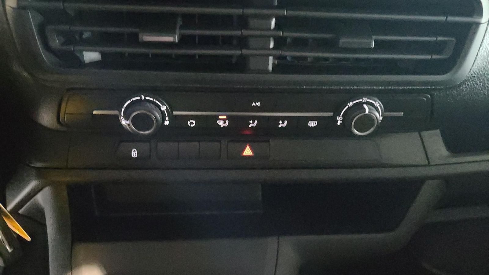 Fahrzeugabbildung Peugeot Expert  DoKa L 144 PS BlueHDi MT