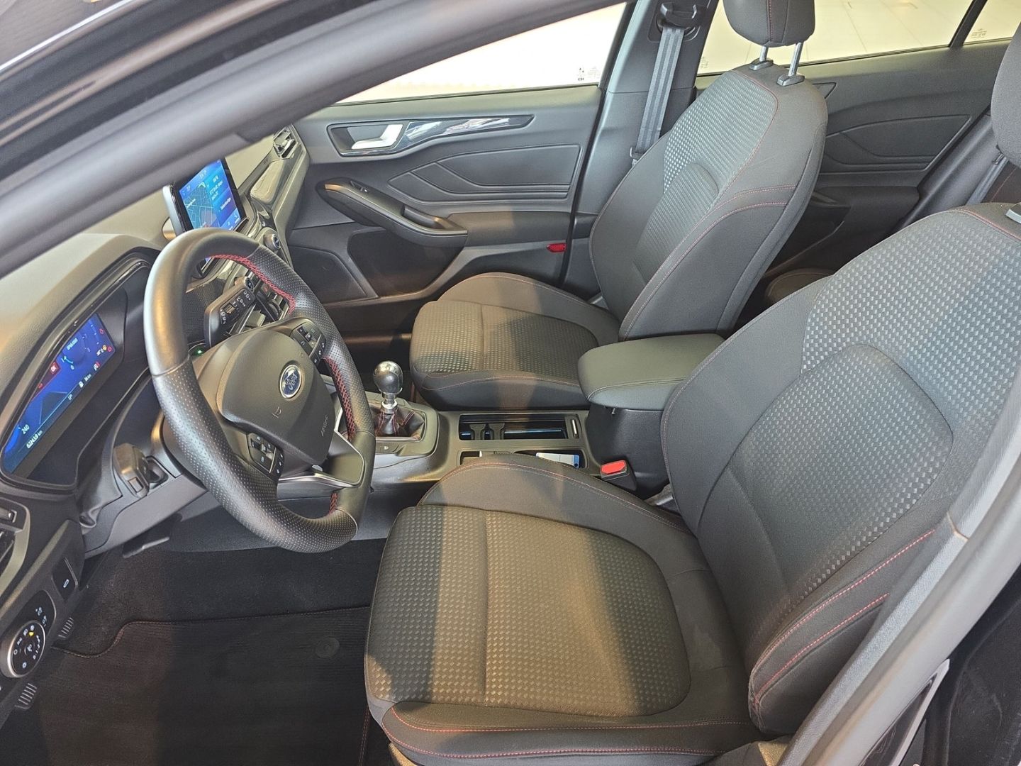 Fahrzeugabbildung Ford Focus Turnier ST-Line X AHK-klappbar El. Panodac