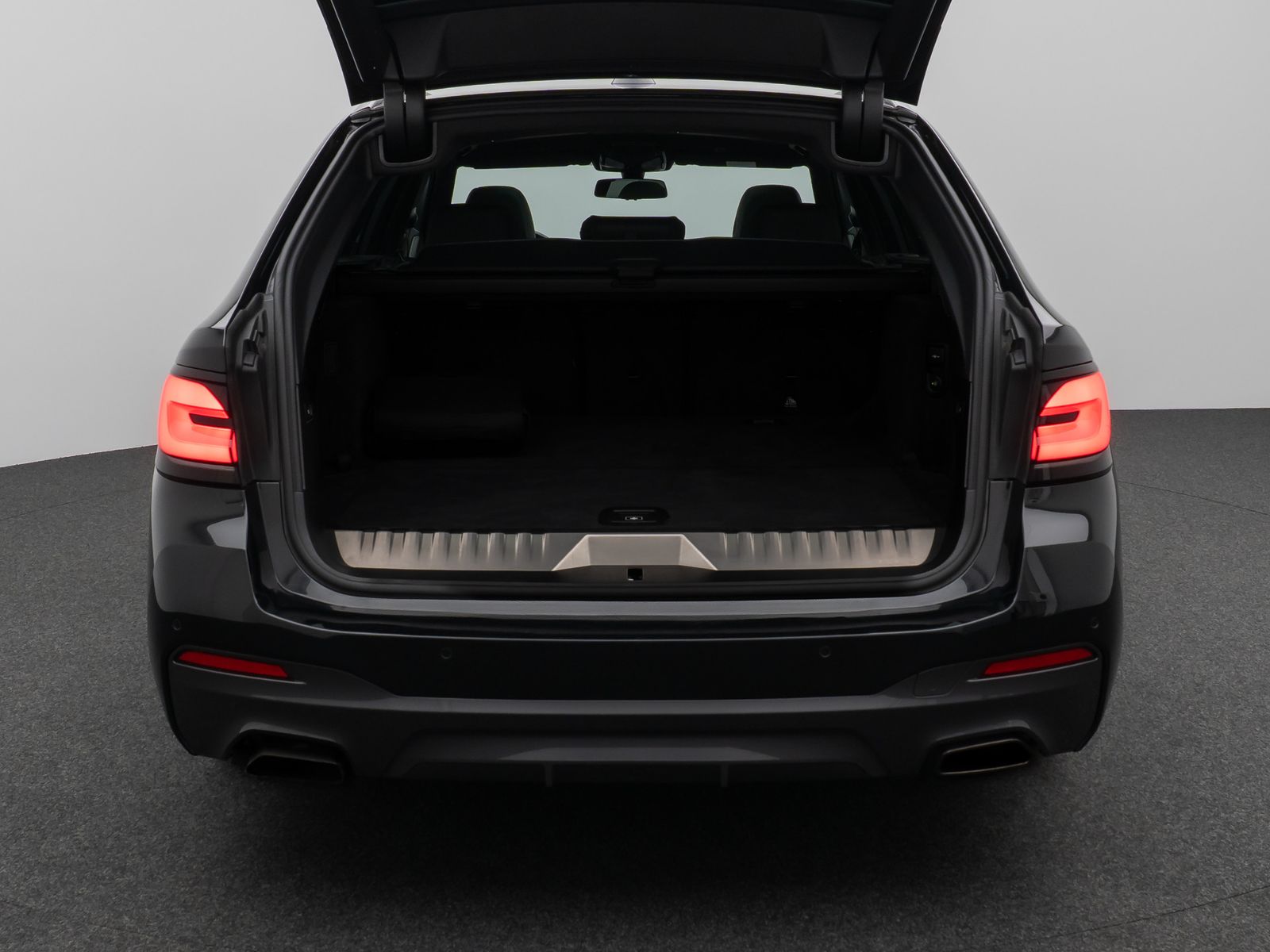 Fahrzeugabbildung BMW 530e xD M Sport Panorama HUD DAB H/K PDC AHK