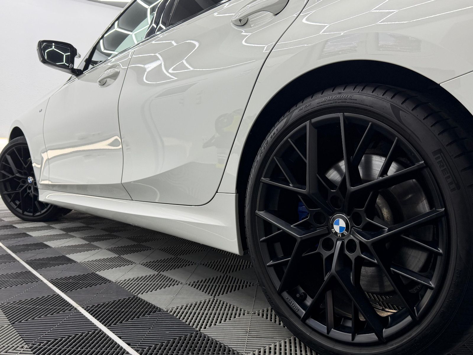 Fahrzeugabbildung BMW 330i xDrive M-SPORT/HUD/DE-FZG/HiFi/LIVE CO/2.HD