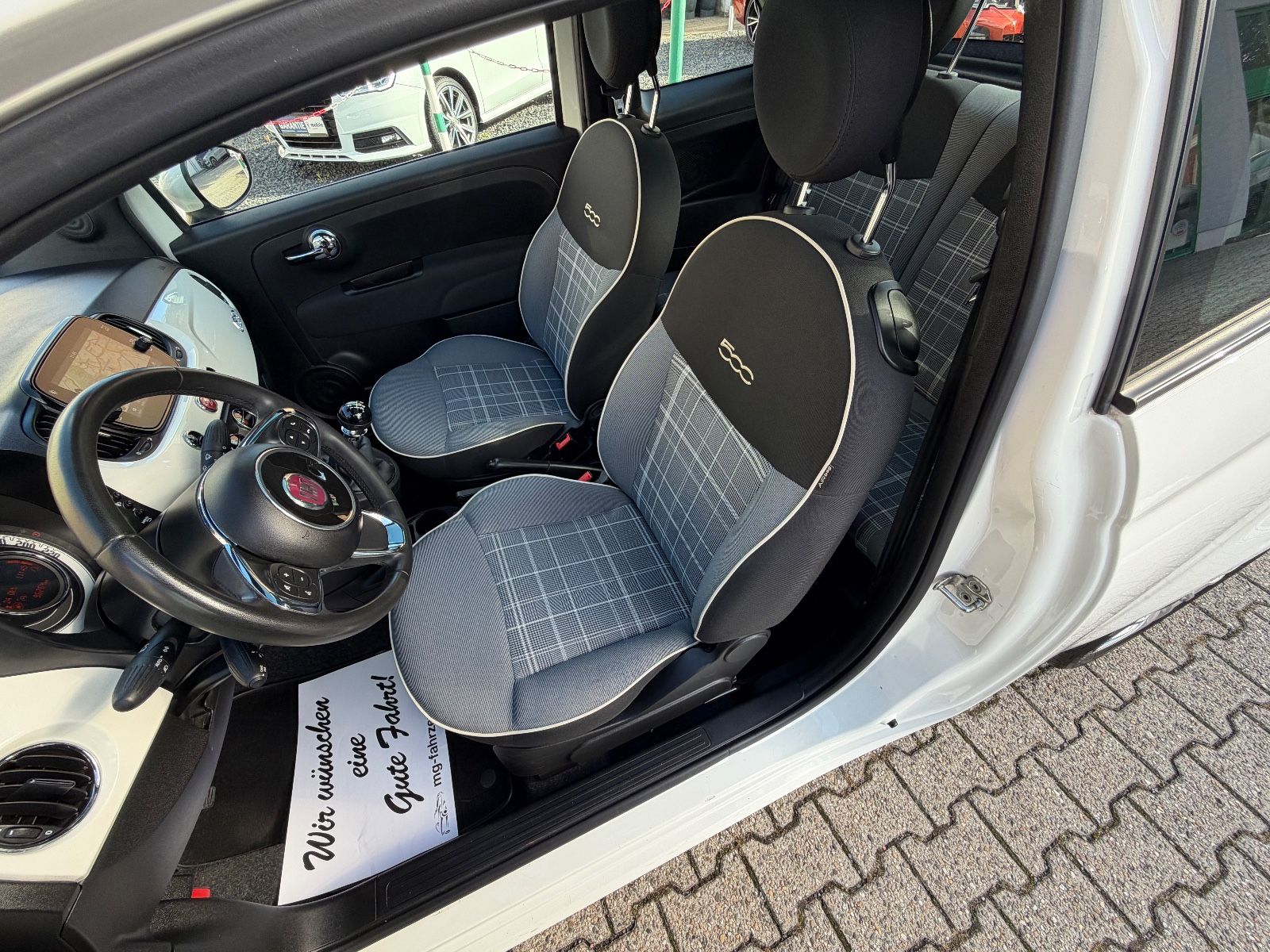 Fahrzeugabbildung Fiat 500 Lounge APPLE CAR PLAY PDC PANORAMA