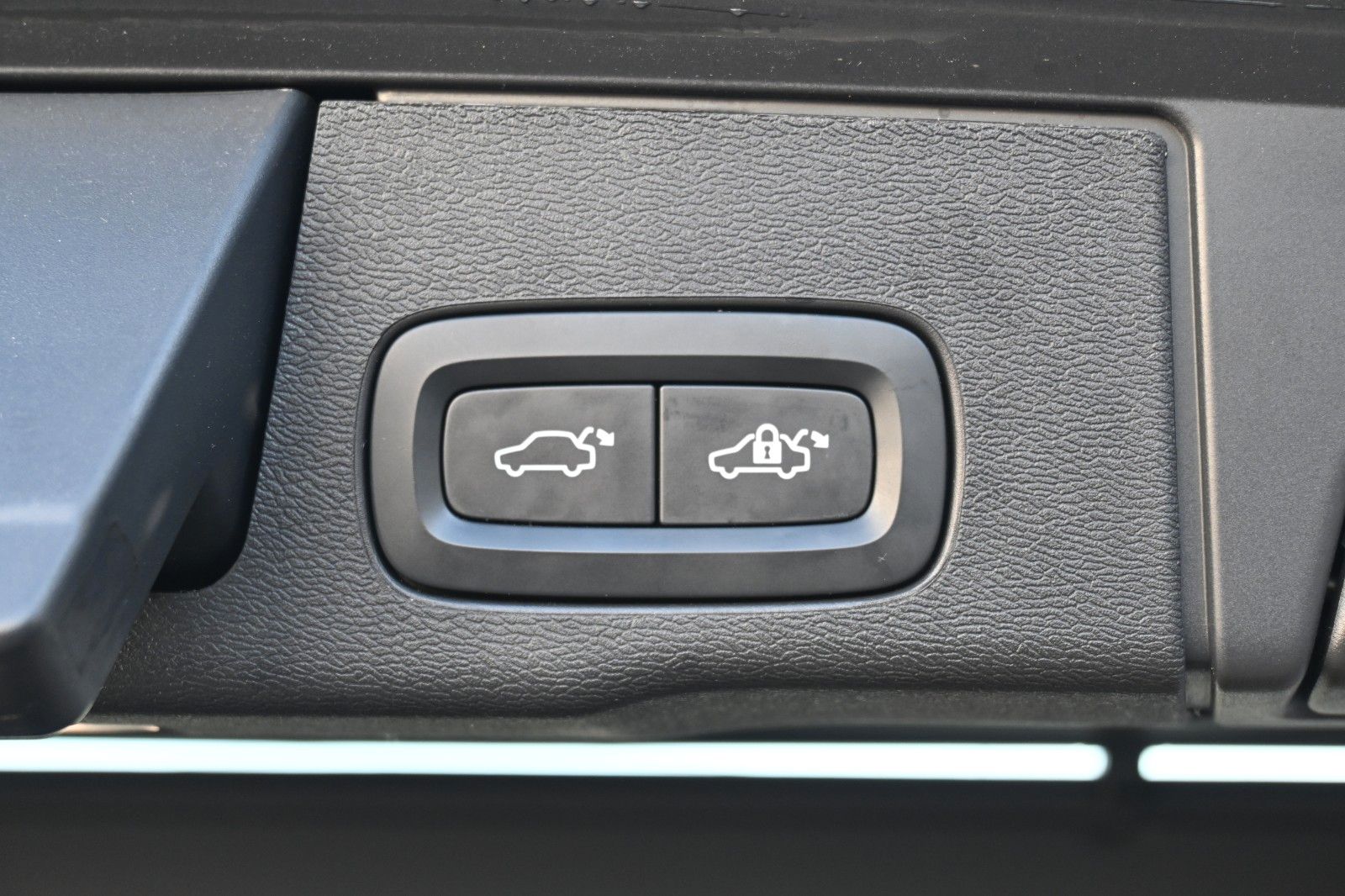 Fahrzeugabbildung Volvo XC60 B4 AWD Plus Dark*LED*PANO*STHZ*H&K*360°*AHK