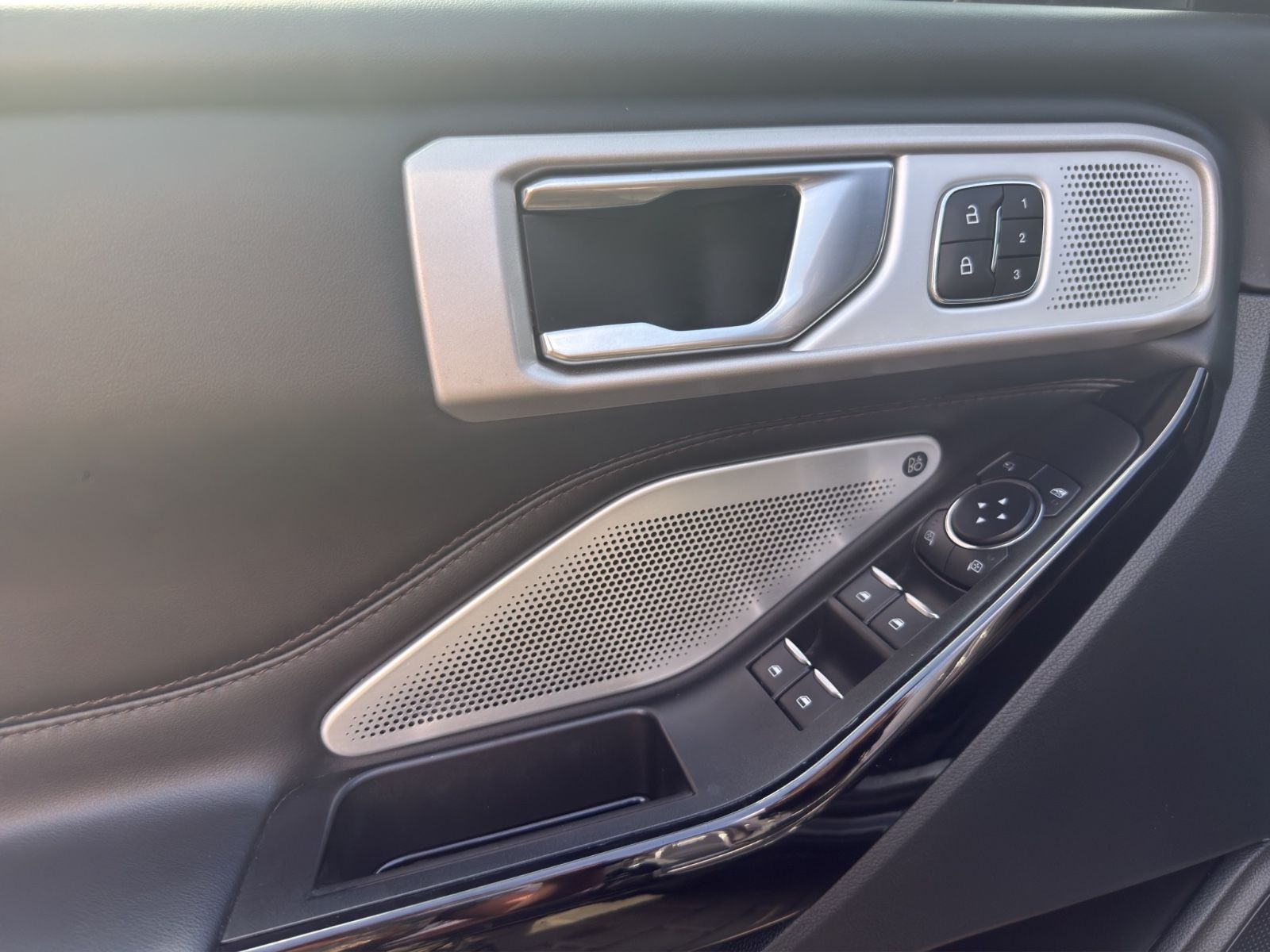 Fahrzeugabbildung Ford Explorer Platinum Plug-in-Hybrid 4x4*Pano*B&O*