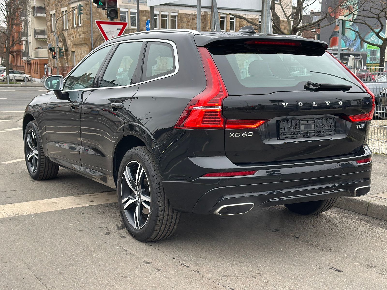 Fahrzeugabbildung Volvo XC60 T5 R DESIGN AWD*PANO+AHK+LED*