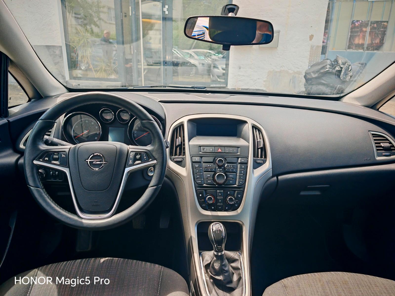 Opel Astra 2011 — photo 9