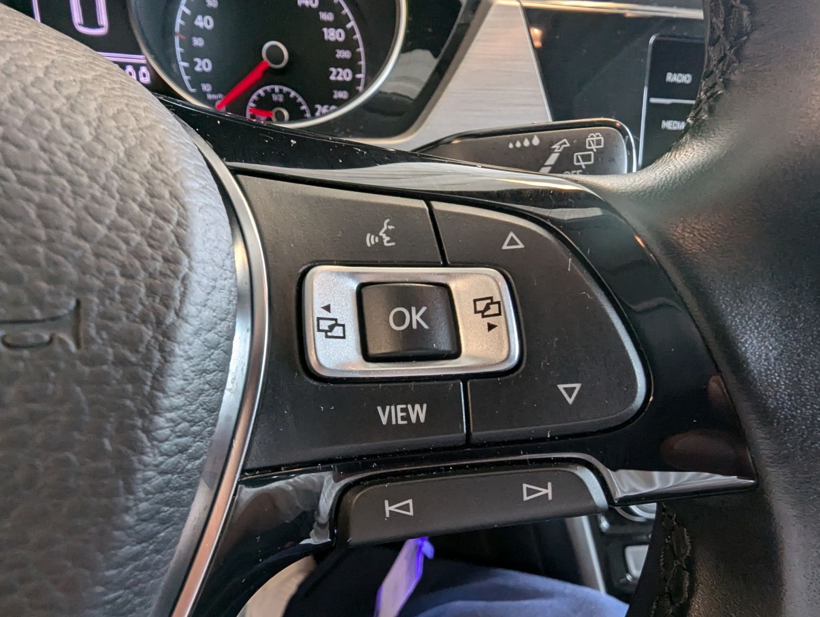 VW Touran 2.0 TDI DSG Comf. ACC LED Kamera - Image 25