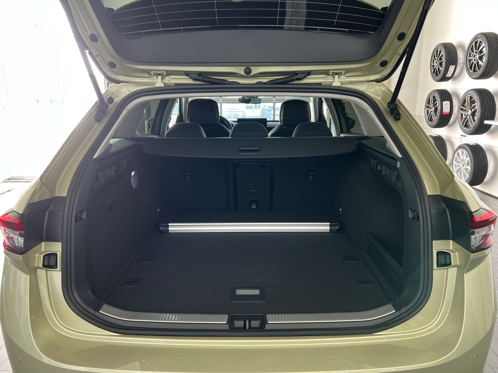 Fahrzeugabbildung SKODA Superb Combi Selection 1.5 TSI mHEV DSG *AHK, Ar
