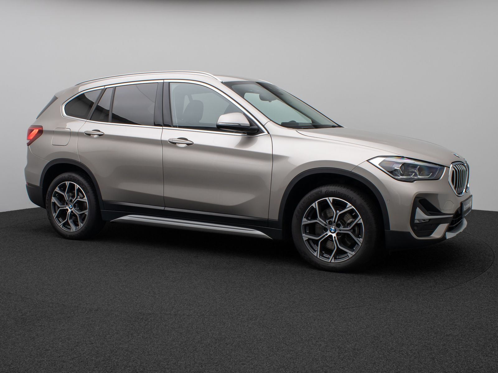 Fahrzeugabbildung BMW X1 sD20i xLine Kamera HUD DAB HiFi AHK Sport 18"
