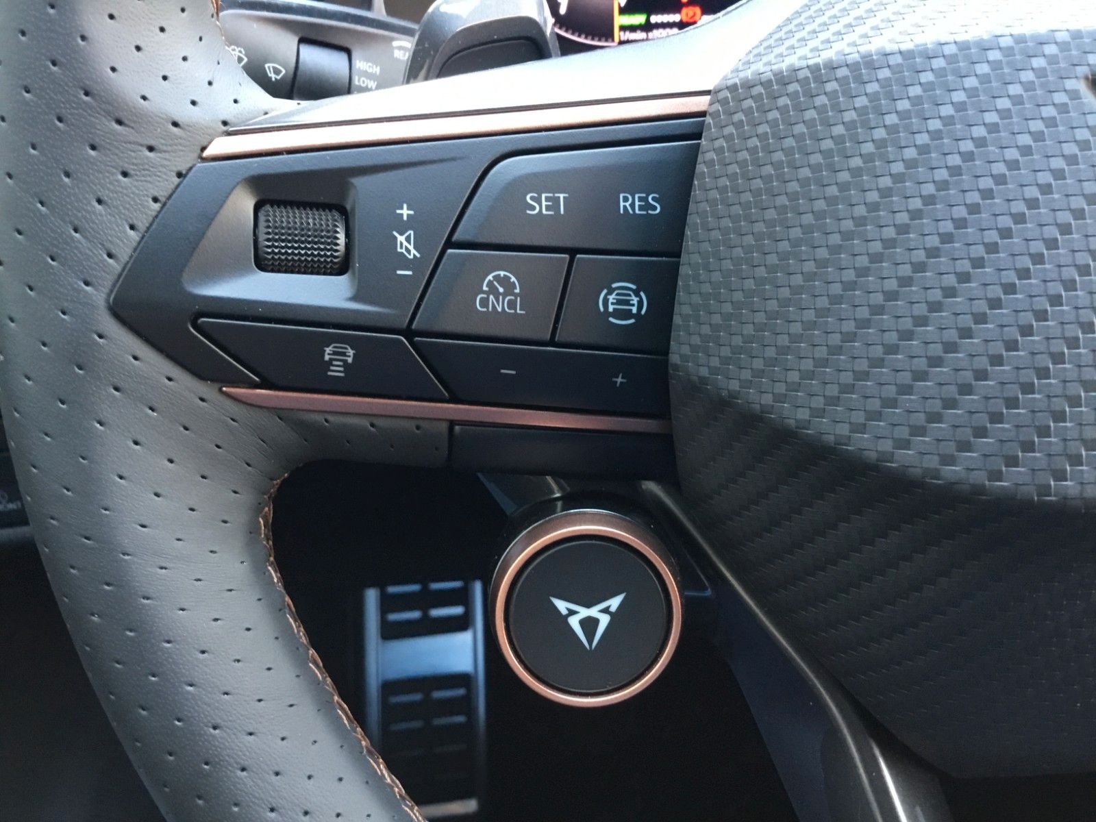 Fahrzeugabbildung CUPRA Terramar 1.5 e-HYBRID DSG+AHK+Kessy+Navi+18"