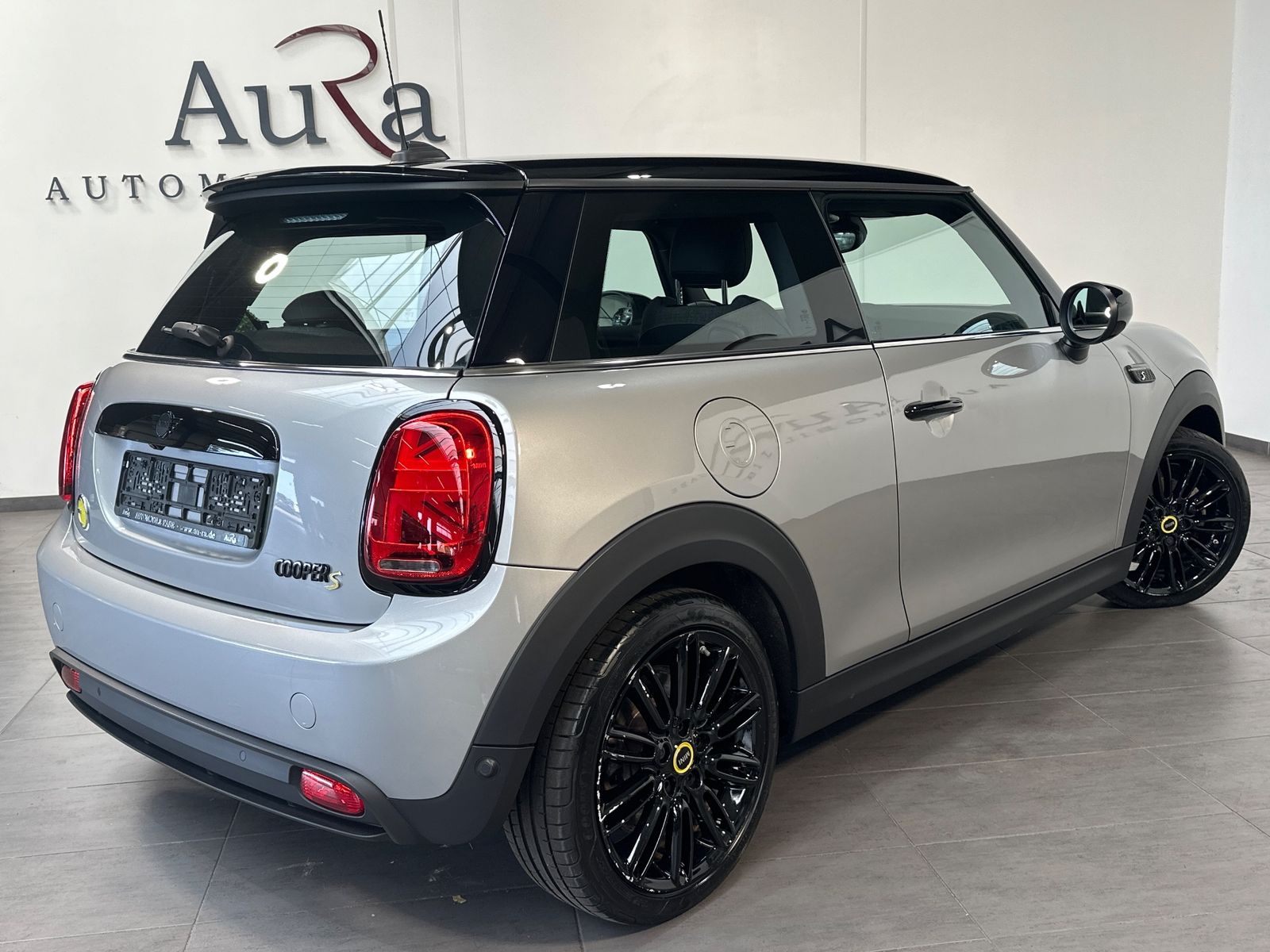 Fahrzeugabbildung MINI Cooper SE Classic Trim Black NAV+LED+KAM+SHZ