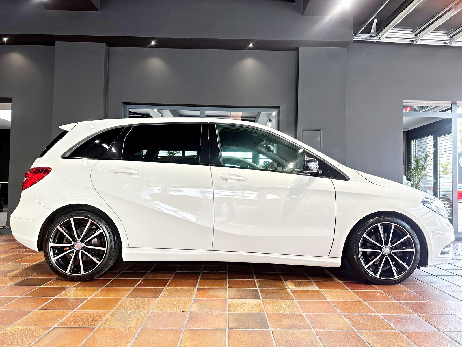 Mercedes-Benz B 180 AMG SPORTPAKET NIGHTPAKET SHZ 18"LM 1.HAND