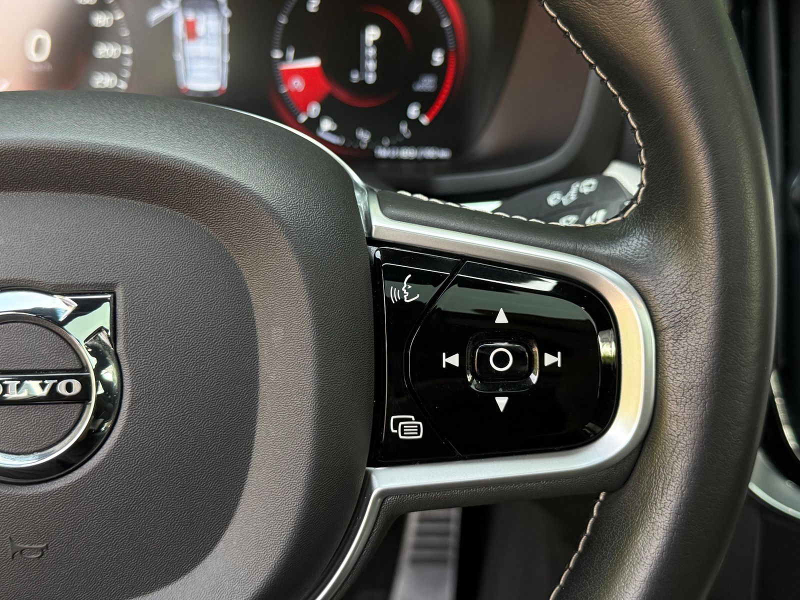 Fahrzeugabbildung Volvo V60 D4 Aut. R Design LED+NAV+AHK+SHZ+PANO+360°+
