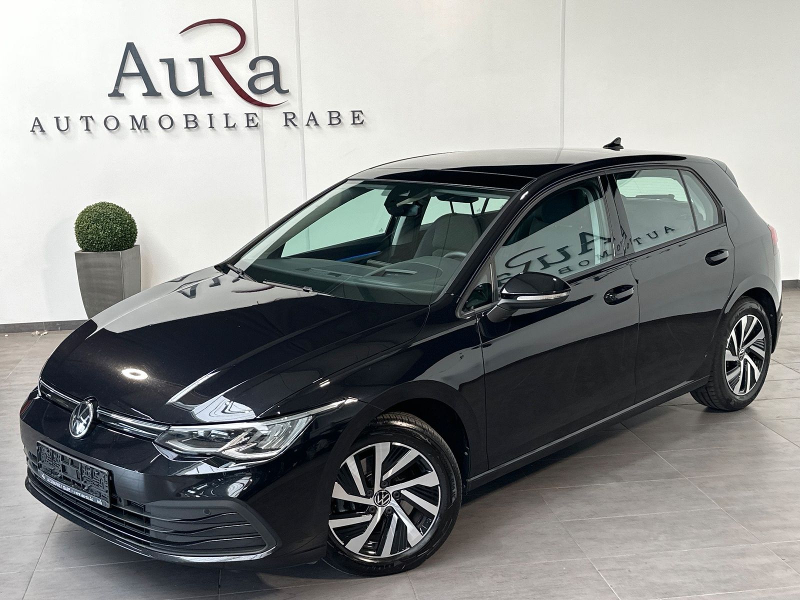 Fahrzeugabbildung Volkswagen Golf 2.0 TDI DSG Life NAV+LED+PANO+AHK+STHZ+HUD