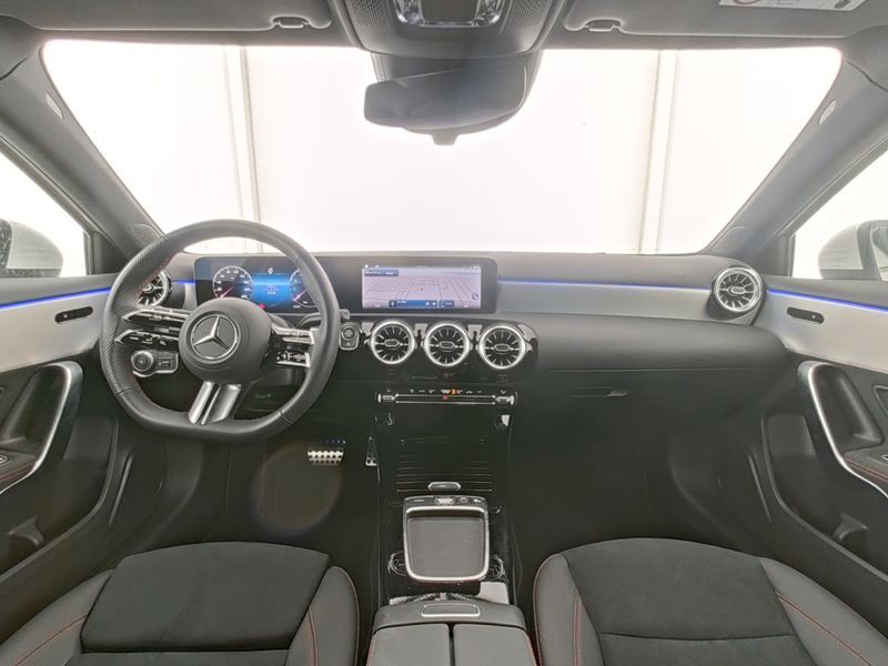 Fahrzeugabbildung Mercedes-Benz A 200 Edt AMG 360°+Distr+Ambi+Keyless+Multibeam