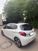 Peugeot 208 1.2 Allure PureTech 110 EAT6 S & S Allure - weiße Peugeot 208