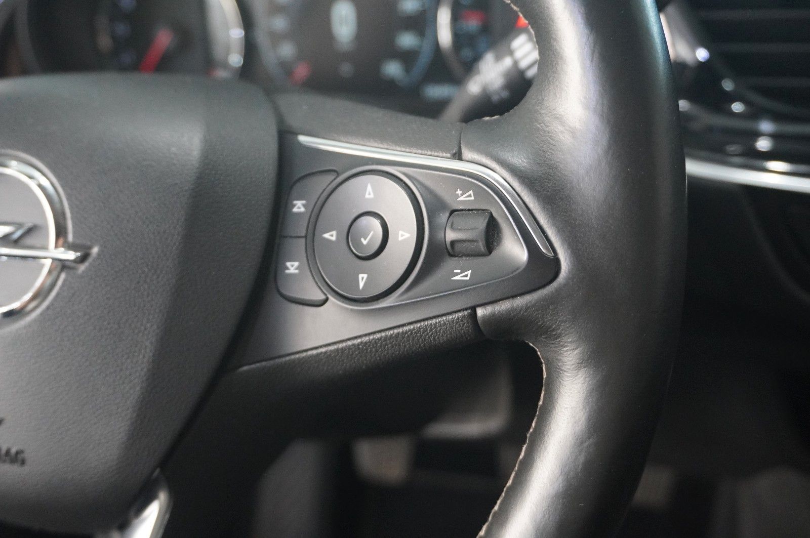 Fahrzeugabbildung Opel Insignia B ST 2.0D INNOV. 4X4 NAVI/LED/360°/HUD