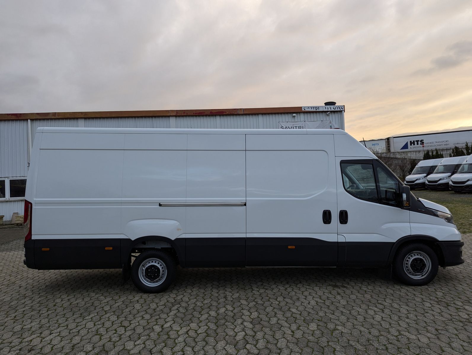 Fahrzeugabbildung Iveco Daily 35S18V4100L 3.0L Dach/Holzboden Kamera Kli